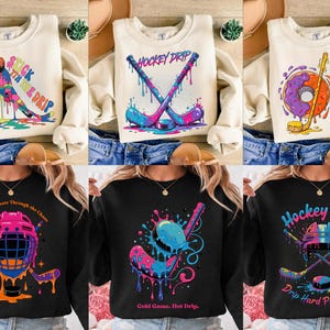 Può includere: Felpe color crema e nere con grafiche colorate a tema hockey. I disegni includono un giocatore di hockey, bastoni da hockey incrociati, una ciambella con un bastone da hockey, un casco da hockey e bastoni da hockey con un disco. Il testo include "Stick with the Drip", "Hockey Drip" e "Drip it like it's hot".