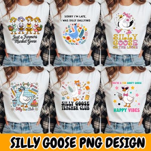 Pode incluir: Camisetas brancas com vários desenhos de gansos de desenho animado. Os desenhos incluem frases como "Just a Farmers Market Goose" e "Silly Goose Teacher Club". A parte inferior da imagem diz "SILLY GOOSE PNG DESIGN."