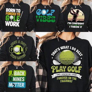 Op de afbeelding: Collectie zwarte sweatshirts met golf-thema ontwerpen. Elk shirt heeft tekst en afbeeldingen gerelateerd aan golf, waaronder zinnen als "Golf Vibes" en "Play Golf". De ontwerpen bevatten golfballen, clubs en silhouetten van golfers.