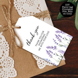 Può includere: Un'etichetta di ringraziamento bianca con fiori di lavanda e il testo "grazie" e "Grazie per avermi colmato del tuo amore".