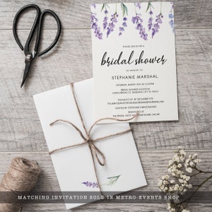 Op de afbeelding: Een bruidsdouche-uitnodiging met lavendelthema met aquarel-illustraties van lavendelbloemen. De uitnodiging bevat de tekst "Wordt u uitgenodigd voor een bruidsdouche ter ere van Stephanie Marshal" en details over het evenement, inclusief datum, tijd, locatie, RSVP-informatie en waar u geschenken kunt registreren.
