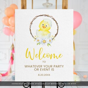Puede incluir: Un letrero blanco con la palabra "Welcome" en escritura amarilla. El letrero presenta una ilustraci&oacute;n de acuarela de un pollito amarillo saliendo de un huevo, rodeado de una corona y margaritas. El texto de abajo dice "TO WHATEVER YOUR PARTY OR EVENT IS 8.20.20XX."