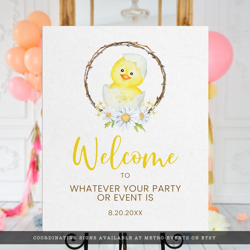 Puede incluir: Un letrero blanco con la palabra "Welcome" en escritura amarilla. El letrero presenta una ilustraci&oacute;n de acuarela de un pollito amarillo saliendo de un huevo, rodeado de una corona y margaritas. El texto de abajo dice "TO WHATEVER YOUR PARTY OR EVENT IS 8.20.20XX."