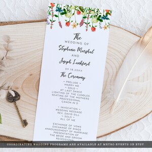Pode incluir: Um programa de casamento com detalhes florais em aquarela. O programa lista os detalhes do casamento, incluindo os nomes do casal, a data e a ordem da cerim&ocirc;nia. A parte superior do programa apresenta um design floral em aquarela.
