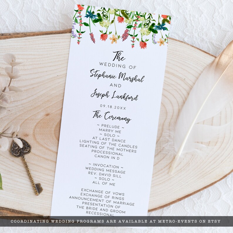 Pode incluir: Um programa de casamento com detalhes florais em aquarela. O programa lista os detalhes do casamento, incluindo os nomes do casal, a data e a ordem da cerim&ocirc;nia. A parte superior do programa apresenta um design floral em aquarela.