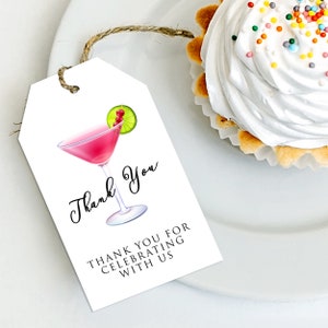 Pu&ograve; includere: Etichetta di ringraziamento bianca con un'illustrazione di cocktail rosa e il testo "Thank You" e "Thank you for celebrating with us".