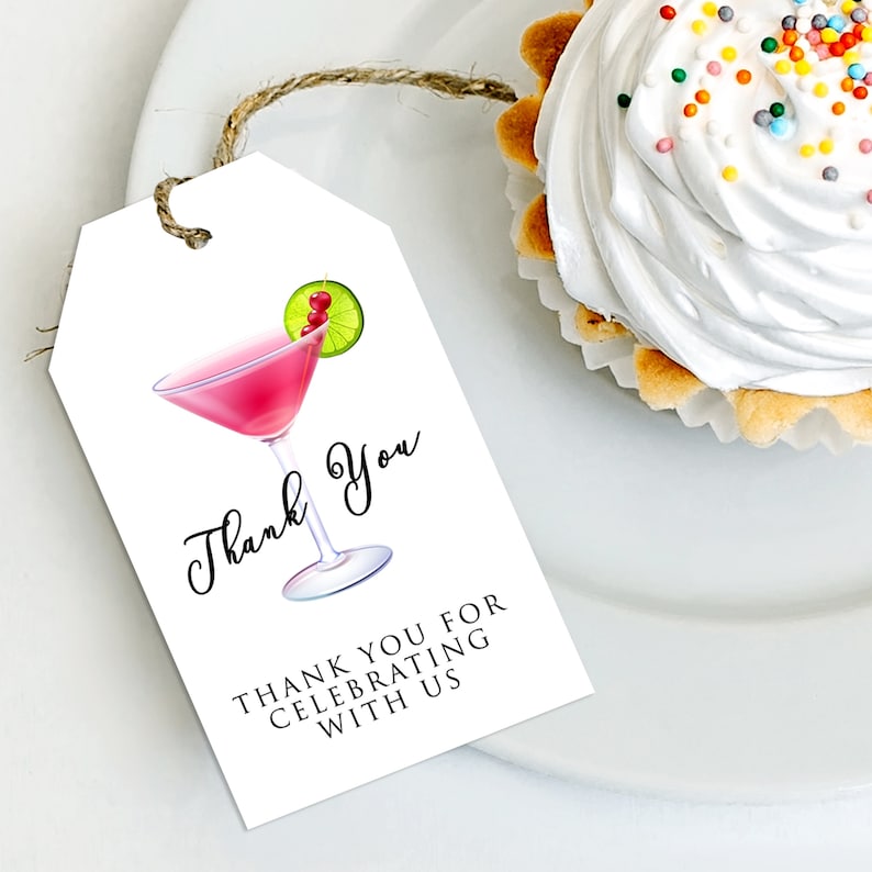 Pu&ograve; includere: Etichetta di ringraziamento bianca con un'illustrazione di cocktail rosa e il testo "Thank You" e "Thank you for celebrating with us".