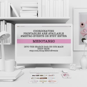 Pode incluir: Um monitor de computador exibe o texto: "COORDINATING PRINTABLES ARE AVAILABLE @METRO-EVENTS ON ETSY ENTER MEBOTAN20 INTO THE SEARCH BAR ON OUR MAIN SHOP PAGE: etsy.com/shop/MetroEvents." O computador est&aacute; em uma mesa branca com teclado, mouse, tablet, telefone, l&acirc;mpada, caneca e livros.