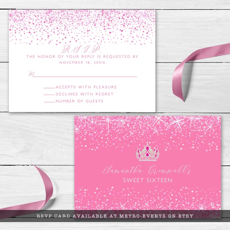 Może przedstawiać: R&oacute;żowy i biały zestaw kart zaproszeń i RSVP na Sweet Sixteen. Zaproszenie ma r&oacute;żowe tło z koroną i tekstem "Samantha Cromwells Sweet Sixteen". Karta RSVP ma r&oacute;żowy wz&oacute;r konfetti.