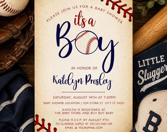Peut inclure: Une carte d'invitation rectangulaire pour une fête prénatale avec un fond beige vintage, présentant des graphismes sur le thème du baseball, dont des coutures rouges dans les coins et une balle de baseball remplaçant la lettre O dans Boy.