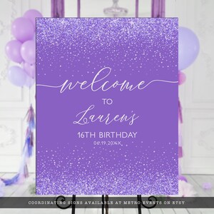 以下が含まれることがあります： 「welcome to Lauren's 16th Birthday」と書かれた白い文字が入った紫色のウェルカムサイン。サインの上部と下部にはキラキラとした効果があります。日付06.19.20XXも含まれています。サインは黒いイーゼルに表示されています。