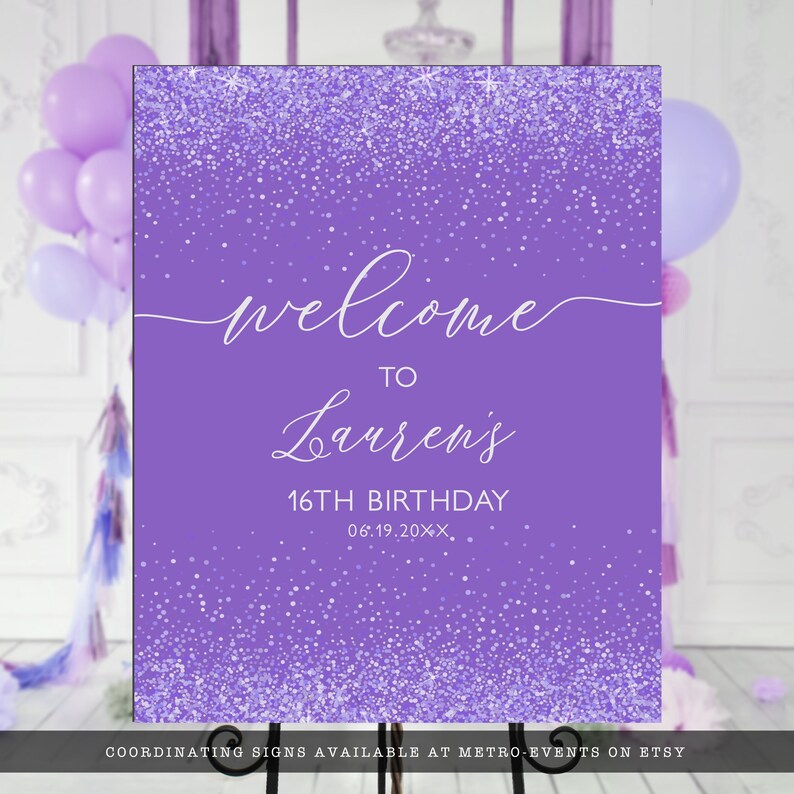以下が含まれることがあります： 「welcome to Lauren's 16th Birthday」と書かれた白い文字が入った紫色のウェルカムサイン。サインの上部と下部にはキラキラとした効果があります。日付06.19.20XXも含まれています。サインは黒いイーゼルに表示されています。