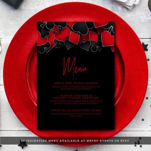 Może przedstawiać: Prostokątna karta menu z czarnym tłem i czerwonym tekstem. G&oacute;rna część zawiera wz&oacute;r czerwonych i czarnych symboli kart do gry. Tekst zawiera napisy Menu, Sheet Pan Pesto Salmon, Seared Chicken & Creamy Italian Dressing oraz Steaks & Sauteed Green Beans.