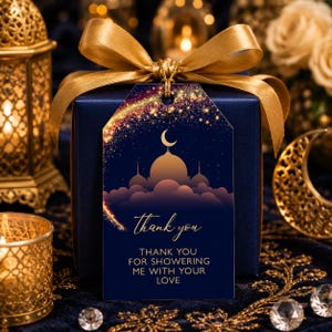 Peut inclure: Une &eacute;tiquette cadeau rectangulaire sur fond bleu fonc&eacute; avec un croissant de lune dor&eacute;, une silhouette de mosqu&eacute;e et une tra&icirc;n&eacute;e d'&eacute;toiles scintillantes. Le texte indique thank you et THANK YOU FOR SHOWERING ME WITH YOUR LOVE en lettres dor&eacute;es.