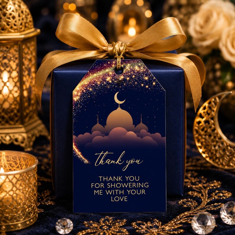 Peut inclure: Une &eacute;tiquette cadeau rectangulaire sur fond bleu fonc&eacute; avec un croissant de lune dor&eacute;, une silhouette de mosqu&eacute;e et une tra&icirc;n&eacute;e d'&eacute;toiles scintillantes. Le texte indique thank you et THANK YOU FOR SHOWERING ME WITH YOUR LOVE en lettres dor&eacute;es.