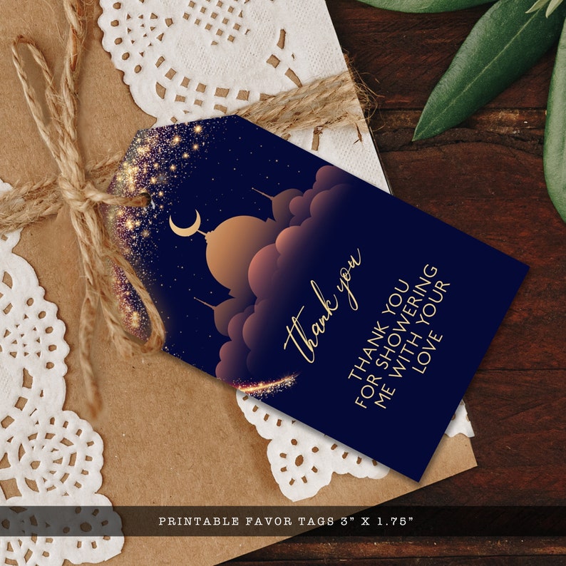 Peut inclure: Une &eacute;tiquette cadeau rectangulaire de 7,62 cm sur 4,45 cm avec un fond bleu fonc&eacute; orn&eacute; d'un croissant de lune dor&eacute;, d'une silhouette de mosqu&eacute;e, de nuages et d'&eacute;toiles scintillantes. Le texte indique Thank you et THANK YOU FOR SHOWERING ME WITH YOUR LOVE.