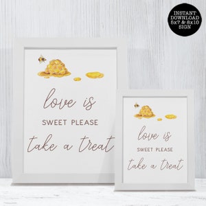 Puede incluir: Dos impresiones enmarcadas con marcos blancos. Las impresiones presentan una ilustración en acuarela de un panal, una abeja y miel. El texto en las impresiones dice "love is sweet please take a treat". Un círculo negro en la esquina superior derecha dice "INSTANT DOWNLOAD 5x7 & 8x10 SIGN".
