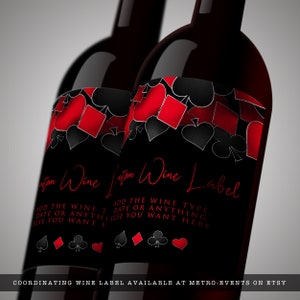 Może przedstawiać: Dwie butelki wina z czarnymi etykietami ozdobionymi czerwonymi i czarnymi symbolami kart do gry. Etykiety zawierają tekst Custom Wine Label oraz ADD THE WINE TYPE, DATE OR ANYTHING ELSE YOU WANT HERE wypisany czerwoną czcionką.
