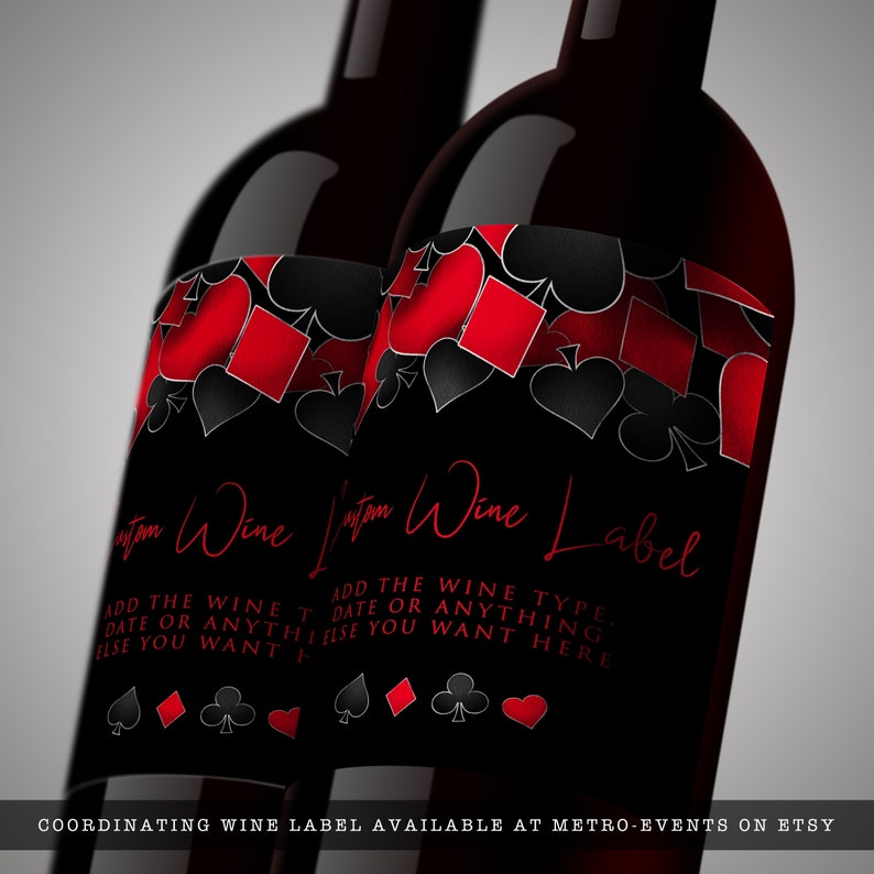 Może przedstawiać: Dwie butelki wina z czarnymi etykietami ozdobionymi czerwonymi i czarnymi symbolami kart do gry. Etykiety zawierają tekst Custom Wine Label oraz ADD THE WINE TYPE, DATE OR ANYTHING ELSE YOU WANT HERE wypisany czerwoną czcionką.
