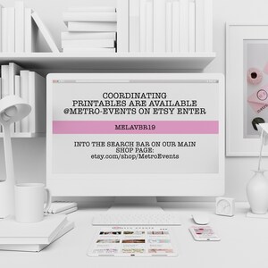 Op de afbeelding: Een computerscherm met een roze en witte afbeelding met de tekst "COORDINATING PRINTABLES ARE AVAILABLE @METRO-EVENTS ON ETSY ENTER MELAVBR19 INTO THE SEARCH BAR ON OUR MAIN SHOP PAGE: etsy.com/shop/MetroEvents".