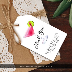 Pu&ograve; includere: Etichette di ringraziamento stampabili con un cocktail rosa, una fetta di lime e mirtilli rossi. Le etichette misurano 7,6 cm per 4,4 cm e riportano la scritta "Grazie" e "Grazie per aver festeggiato con noi".