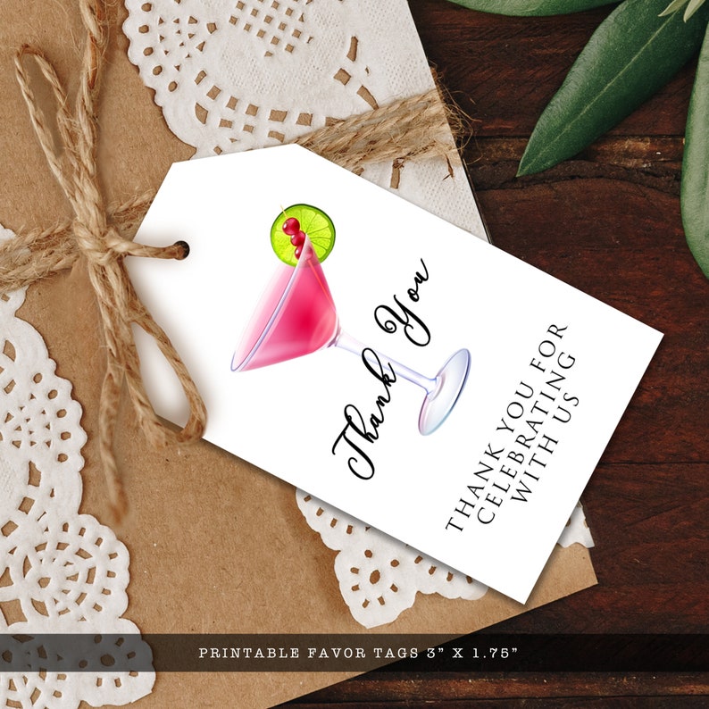 Pu&ograve; includere: Etichette di ringraziamento stampabili con un cocktail rosa, una fetta di lime e mirtilli rossi. Le etichette misurano 7,6 cm per 4,4 cm e riportano la scritta "Grazie" e "Grazie per aver festeggiato con noi".