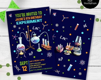 Może przedstawiać: Granatowe zaproszenie urodzinowe o tematyce naukowej z napisem "YOU'RE INVITED TO JACOB'S 6TH BIRTHDAY EXPERIMENT". Projekt zawiera ilustracje sprzętu laboratoryjnego, struktur molekularnych i datę "SEPT 12". Jest to edytowalny plik PDF DIY.