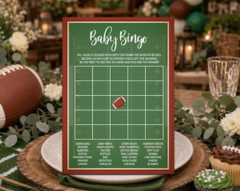 Puede incluir: Una tarjeta de juego Baby Bingo rectangular con un fondo de campo de fútbol americano verde, líneas de cuadrícula blancas y un icono de balón de fútbol central. El texto dice Baby Bingo, instrucciones de juego y una lista de artículos de bebé.