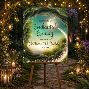 Op de afbeelding: Een rechthoekig bord op een houten ezel met een bossc&egrave;ne waarin gedraaide boomtakken een boog vormen, met gloeiende lichtjes en een maansikkel. De tekst luidt: WELCOME TO AN Enchanted Evening IN HONOR OF Christina's 17th Birthday 06.19.20XX.