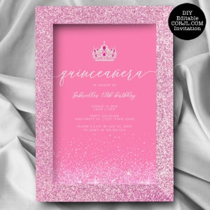 Może przedstawiać: R&oacute;żowe zaproszenie na quincea&ntilde;era z błyszczącą ramką i r&oacute;żowym tłem. Zaproszenie zawiera grafikę korony, słowo "quincea&ntilde;era" w skrypcie i szczeg&oacute;ły wydarzenia. Tekst zawiera imię, datę, godzinę i informacje RSVP.