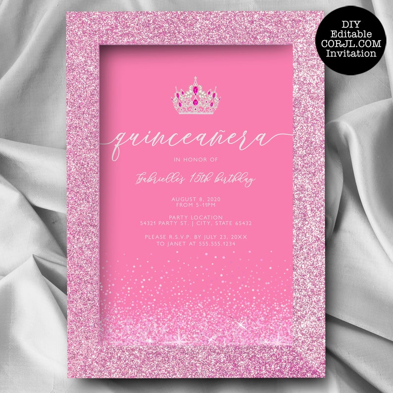 Może przedstawiać: R&oacute;żowe zaproszenie na quincea&ntilde;era z błyszczącą ramką i r&oacute;żowym tłem. Zaproszenie zawiera grafikę korony, słowo "quincea&ntilde;era" w skrypcie i szczeg&oacute;ły wydarzenia. Tekst zawiera imię, datę, godzinę i informacje RSVP.