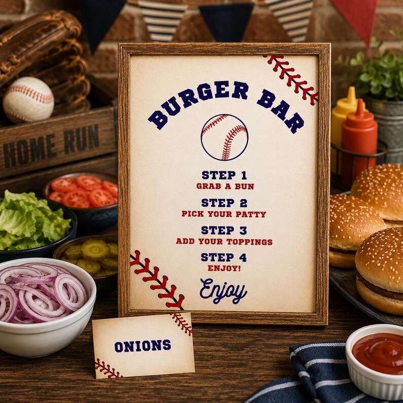 Puede incluir: Un letrero enmarcado titulado Burger Bar con gr&aacute;ficos de b&eacute;isbol e instrucciones para preparar una hamburguesa. El letrero enumera cuatro pasos: tomar un pan, elegir la carne, a&ntilde;adir ingredientes y disfrutar. Una peque&ntilde;a tarjeta a juego con la palabra Onions se sit&uacute;a delante.