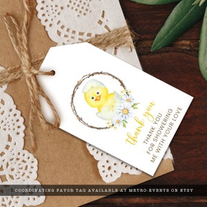 Puede incluir: Una etiqueta blanca con una ilustraci&oacute;n de acuarela de un pollito amarillo saliendo de un huevo, rodeado de una corona y margaritas. La etiqueta dice "gracias" y "Gracias por llenarme de amor."