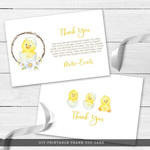 Puede incluir: Dos tarjetas de agradecimiento imprimibles blancas con texto amarillo e ilustraciones de acuarela de pollitos. Una tarjeta tiene un pollito en una corona, la otra tiene tres pollitos. El texto dice "Gracias" y "Tarjeta de agradecimiento imprimible DIY".