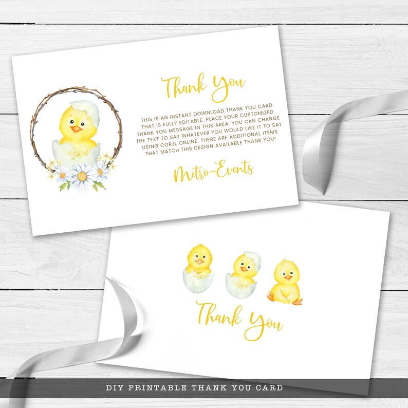 Puede incluir: Dos tarjetas de agradecimiento imprimibles blancas con texto amarillo e ilustraciones de acuarela de pollitos. Una tarjeta tiene un pollito en una corona, la otra tiene tres pollitos. El texto dice "Gracias" y "Tarjeta de agradecimiento imprimible DIY".