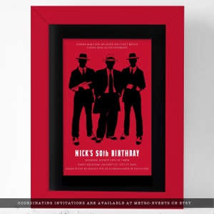 K&ouml;nnte beinhalten: Eine rot-schwarze gerahmte Einladung mit einer Silhouette von drei M&auml;nnern im Anzug. Der Text lautet "Gonna make you an offer you can't refuse. Please join us to celebrate Nick's 50th Birthday. Saturday, August 14th at 7:00pm. Party location: 234 Party St., City St 54321. Please R.S.V.P by August 9th to Clarissa Lopez at 555.123.3565. Coordinating invitations are available at Metro-Events on Etsy."