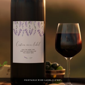 Pu&ograve; includere: Etichetta per vino stampabile con un design ad acquerello di fiori di lavanda. L'etichetta &egrave; bianca con uno sfondo marrone chiaro e dice "Custom wine label" e "ADD THE WINE TYPE, DATE OR ANYTHING ELSE YOU WANT HERE". L'etichetta misura 8,9 cm per 8,9 cm.