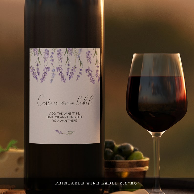 Pu&ograve; includere: Etichetta per vino stampabile con un design ad acquerello di fiori di lavanda. L'etichetta &egrave; bianca con uno sfondo marrone chiaro e dice "Custom wine label" e "ADD THE WINE TYPE, DATE OR ANYTHING ELSE YOU WANT HERE". L'etichetta misura 8,9 cm per 8,9 cm.