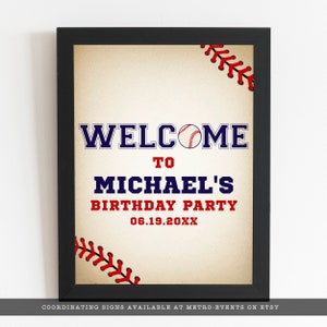 Puede incluir: Un letrero rectangular enmarcado con fondo beige y costuras de b&eacute;isbol rojas en las esquinas. El texto dice WELCOME TO MICHAEL'S BIRTHDAY PARTY 06.19.20XX en letras de bloque azul marino y rojo, con una pelota de b&eacute;isbol reemplazando la O.