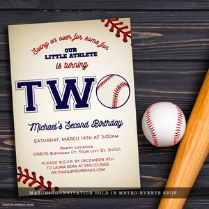 Puede incluir: Una tarjeta de invitaci&oacute;n de cumplea&ntilde;os con tem&aacute;tica de b&eacute;isbol con el texto Swing on over for some fun, Our Little Athlete is turning TWO, Michael's Second Birthday, Saturday, March 14th at 3:00pm, detalles de ubicaci&oacute;n e informaci&oacute;n de RSVP.