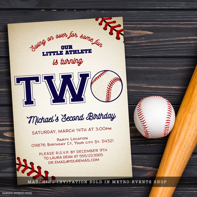 Puede incluir: Una tarjeta de invitaci&oacute;n de cumplea&ntilde;os con tem&aacute;tica de b&eacute;isbol con el texto Swing on over for some fun, Our Little Athlete is turning TWO, Michael's Second Birthday, Saturday, March 14th at 3:00pm, detalles de ubicaci&oacute;n e informaci&oacute;n de RSVP.