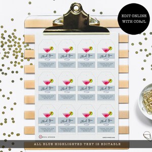 Pu&ograve; includere: Dodici etichette regalo stampabili con un cocktail rosa con una fetta di lime e il testo "Grazie" e "Grazie per aver festeggiato con noi". Le etichette sono su uno sfondo grigio chiaro con un bordo punteggiato.