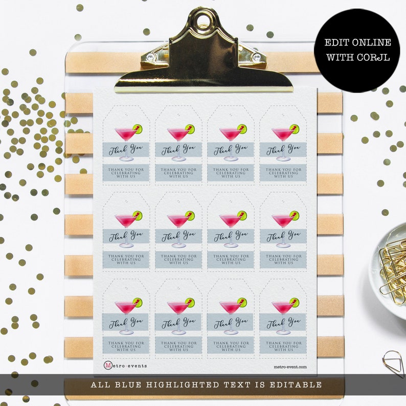 Pu&ograve; includere: Dodici etichette regalo stampabili con un cocktail rosa con una fetta di lime e il testo "Grazie" e "Grazie per aver festeggiato con noi". Le etichette sono su uno sfondo grigio chiaro con un bordo punteggiato.