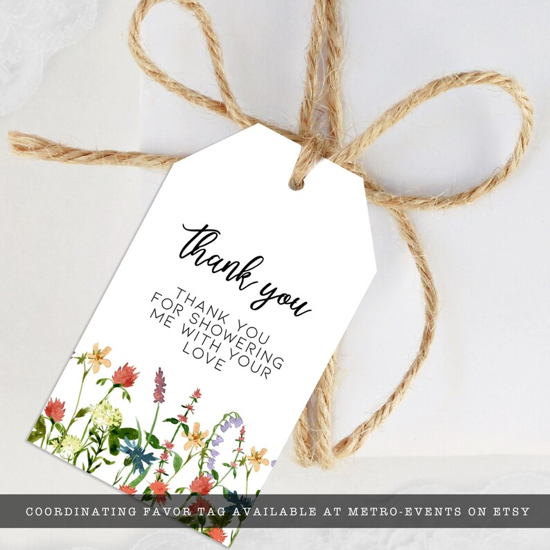 Pode incluir: Etiqueta de presente branca com um design floral em aquarela e as palavras "Thank you". A etiqueta &eacute; amarrada com barbante. O texto na etiqueta diz: "Thank you for showering me with your love."