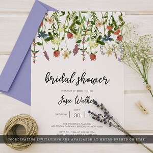 Pode incluir: Um convite para ch&aacute; de panela com detalhes florais em aquarela. O convite apresenta o texto "bridal shower" e detalhes para a festa de Josie Walker, incluindo data, hora e local. Um envelope lil&aacute;s e raminhos de lavanda e gipsofila est&atilde;o inclu&iacute;dos.