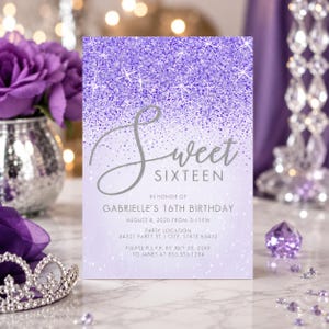 Może przedstawiać: Prostokątne zaproszenie z fioletowym brokatowym gradientem i akcentami w kształcie gwiazdek. Tekst brzmi Sweet SIXTEEN IN HONOR OF GABRIELLE'S 16TH BIRTHDAY AUGUST 8, 2020 FROM 5-11PM PARTY LOCATION 54321 PARTY ST, I CITY, STATE 65432 PLEASE R.S.V.P.