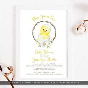 Puede incluir: Invitaci&oacute;n a un baby shower con una ilustraci&oacute;n en acuarela de un pollito amarillo saliendo de un huevo, rodeado de una corona y margaritas. La invitaci&oacute;n incluye detalles del evento en escritura dorada.