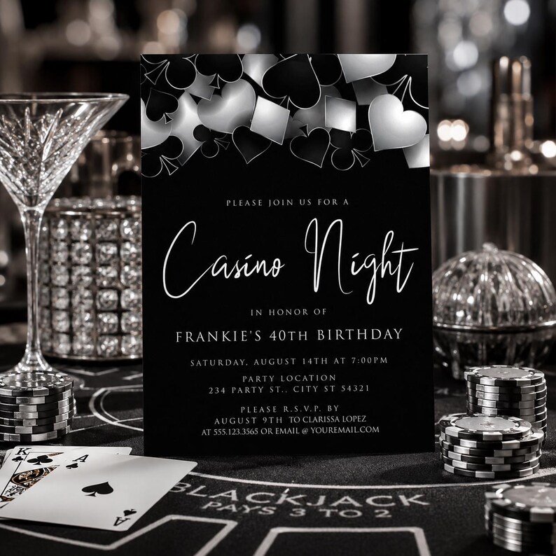 Op de afbeelding: Een zwart-witte Casino Night uitnodigingskaart voor de 40e verjaardag van Frankie. De kaart bevat speelkaartsymbolen aan de bovenkant en tekst met details over de datum, tijd, locatie en RSVP-informatie in een strak, modern lettertype.