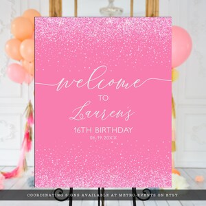 Może przedstawiać: R&oacute;żowy znak z białym tekstem: &bdquo;Witamy na 16. urodzinach Lauren 06.19.20XX&rdquo;. Znak ma efekt brokatu u g&oacute;ry i u dołu. Balony są widoczne w tle.