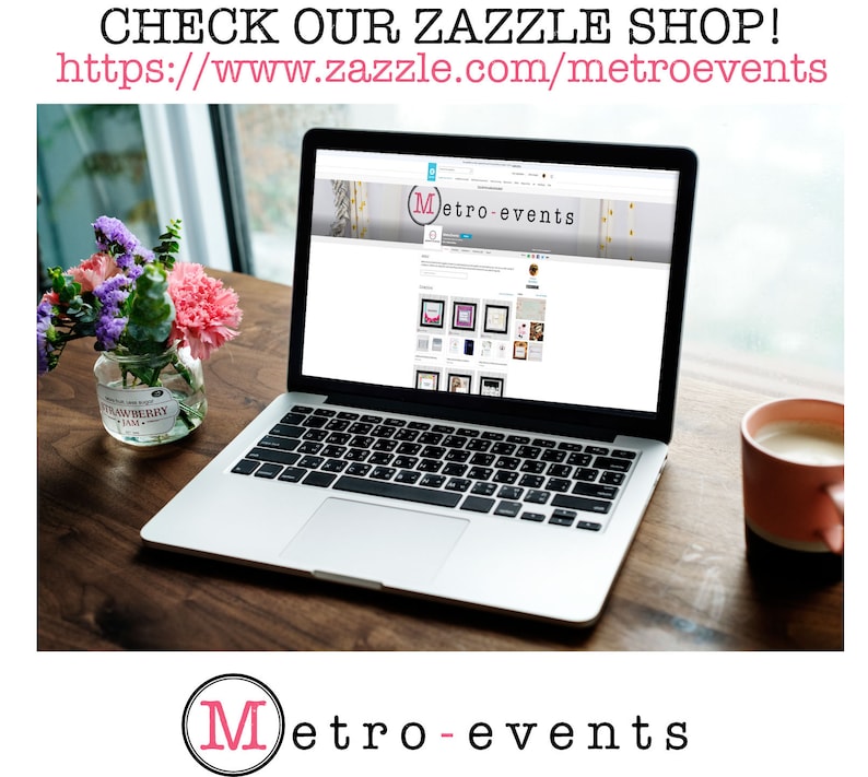 Pu&ograve; includere: Un computer portatile che mostra una pagina di negozio Zazzle per Metro-events. La pagina del negozio presenta una variet&agrave; di prodotti, tra cui inviti, biglietti e altri articoli stampabili. Il laptop &egrave; su un tavolo di legno con una tazza di caff&egrave; e un vaso di fiori.